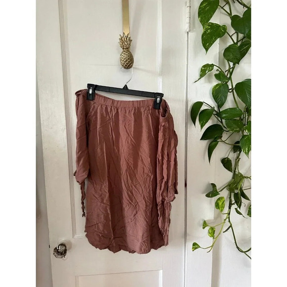 Just Quella women’s size 10 Off Shoulder top - Picture 1 of 6